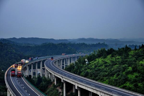 高速公路年收入上千億，卻負債6萬億，錢都去了哪？