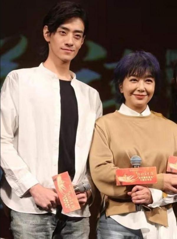 江珊染了一頭紫發，還穿衛衣配九分褲顯年輕，53歲阿姨也是洋氣人