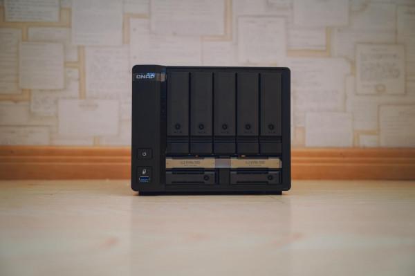 歷史低價買到九盤位萬兆 NAS 機皇：威聯通 TS-H973AX