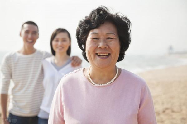 61歲女人：做了5年免費保姆，一朝悔悟，老年人再婚並不幸福