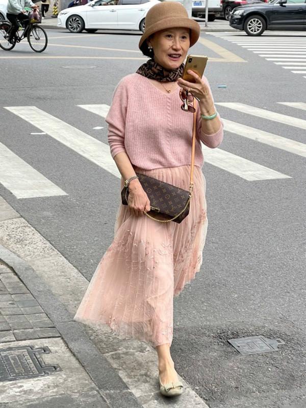 穿對了就很美！上海平均65歲的大媽，打扮優雅時尚，比年輕人講究