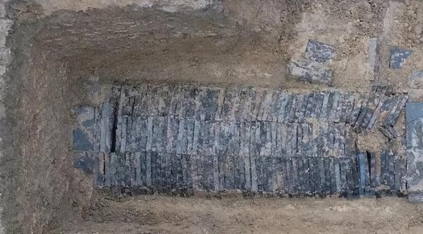 不起眼的兩座小墓，出土一副“薄皮棺材”，裡面藏著200多件寶貝