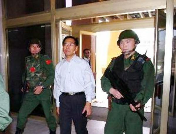 中國外交官涉險救人質內幕：半島臺上喊話，清真寺裡周旋