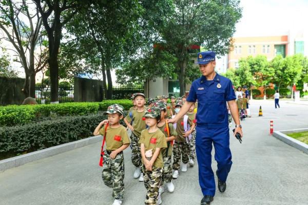 這堂“開學第一課”，是由“藍朋友”上的！