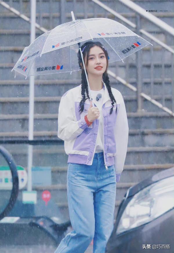 楊穎現身山東錄製跑男，拼色外套搭配牛仔褲，休閒氣質惹人圍觀