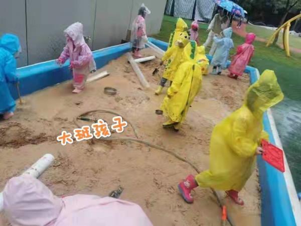 室外10℃,幼兒園讓孩子玩水玩泥巴,雙胞胎媽媽果斷拒絕後又加入 室外10℃,幼兒園讓孩子玩水玩泥巴,雙胞胎媽媽果斷拒絕後又加入