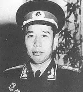 王震找縣長辦事被“耍官威”，上將葉飛得知後大怒：將其革職查辦