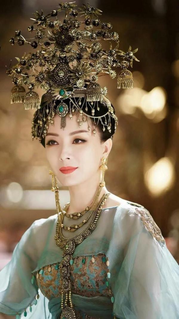 明星古裝尷尬史：頭頂風扇、餃子都算好的，有些太誇張真忍不了