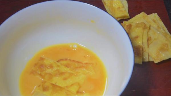 雞蛋別炒著吃，教你一個新吃法，往鍋裡一倒，個個鼓大泡，真美味