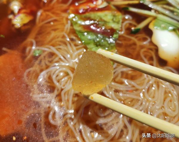 吃烤肉之前先拿個手推車，像逛超市似的選菜，可鐵板煎可篦子烤