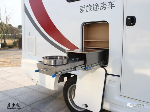 全新旅居車上市！愛旅途2022款大通V90C型房車，看點十足