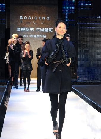 超模呂燕：被身邊人嫌棄，嫁法國貴族後被寵成公主，兒子成她驕傲