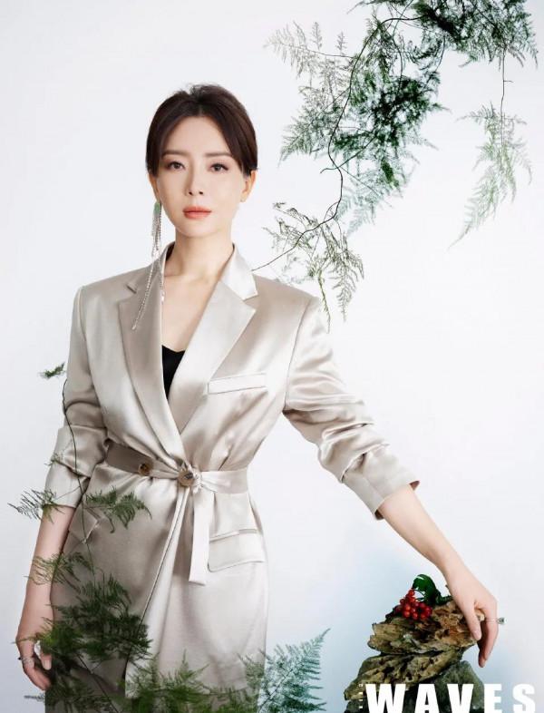 陳數利落的西服套裝都能完美適配,在古風韻味中盡顯俠女風範 陳數利落的西服套裝都能完美適配,在古風韻味中盡顯俠女風範