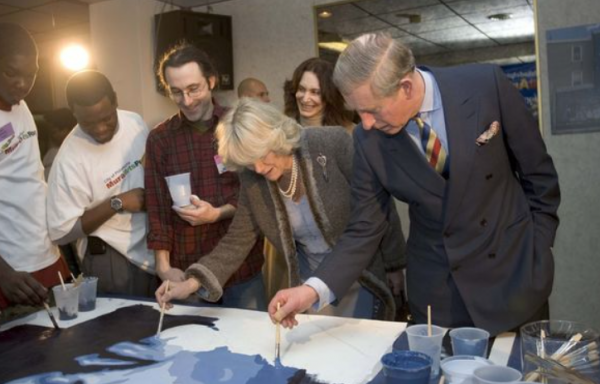 73歲查爾斯王子開畫展，稱對自己過去展出作品的差勁程度感到震驚