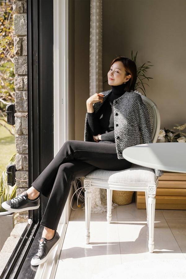 圓領款粗花呢外套，非常出色地展現出你的自信魅力