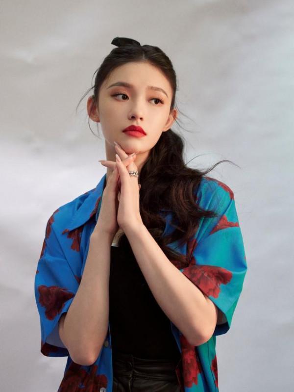 林允曬國慶出遊照，穿花襯衫不但不土，配小短裙又純又欲還吸睛