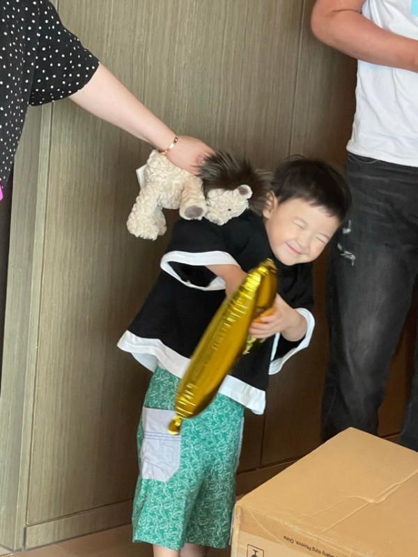 沈騰一家三亞度假，3歲兒子剃光頭氣質隨爹，父子海邊互動很暖心