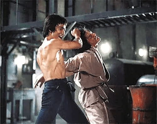 67歲成龍盡顯老態，頭髮稀疏成“空氣劉海”，或將會是退圈之作？