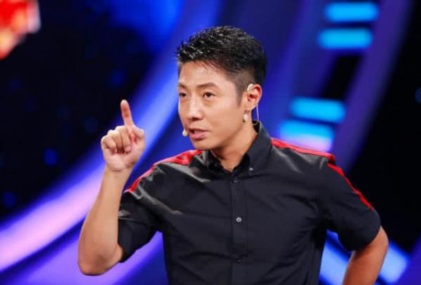 撒貝南首談飯桌禮儀，幼時因夾錯菜被家長揍，網友聽聞直呼好嚴格