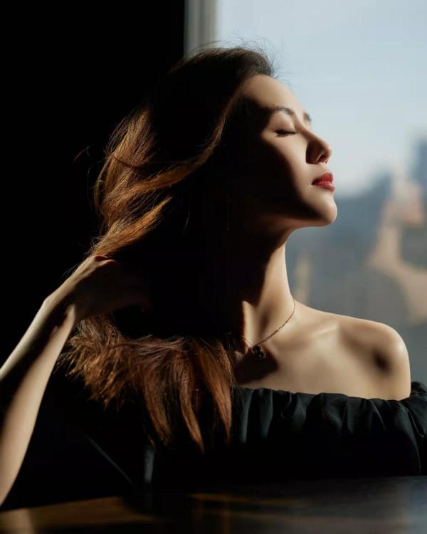 劉詩詩終於勤快營業了！臘八美照扎丸子頭用力過猛，好在氣質出眾