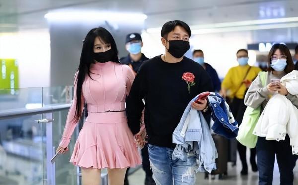 短裙真的很顯年輕，冉瑩穎穿上之後，都不像孩子媽了