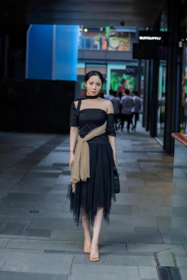 看街拍 學搭配：15組Dior 戴妃包穿搭示範 哪套最吸睛？