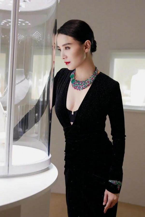 宋佳氣質本就出挑戴上珠寶既霸氣又驚豔,多佩戴珠寶總能收穫驚喜 宋佳氣質本就出挑戴上珠寶既霸氣又驚豔,多佩戴珠寶總能收穫驚喜