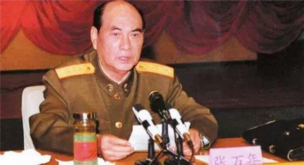 1998年張萬年在美國西點軍校演講，短短几句話，臺下響起熱烈掌聲