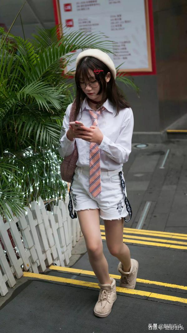 襯衫、短褲是常見的單品，冬天這樣搭配，時髦洋氣充滿青春活力