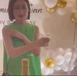 59歲關之琳慶生太隆重！戴鴿子蛋戒指高調炫富，穿針織裙變好富態