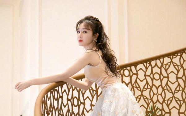 仙氣十足的美女明星秦嵐桌面高畫質桌布