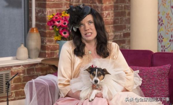 歐洲女子離婚後和自家狗狗“結婚”:比我和前夫在一起快樂多了 歐洲女子離婚後和自家狗狗“結婚”:比我和前夫在一起快樂多了