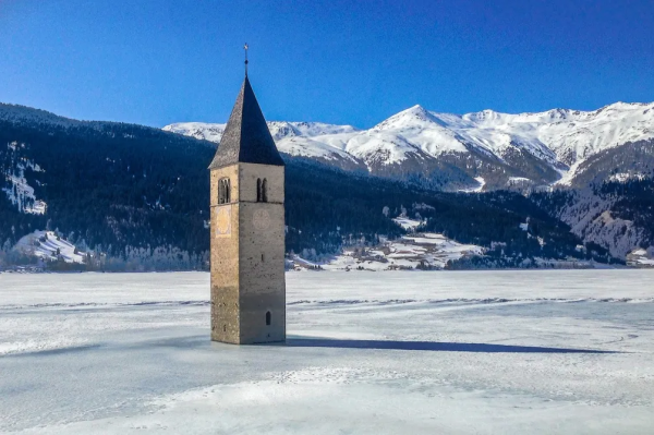懸疑劇《水上鐘樓》的取景地 雷西亞湖中那孤獨鍾樓的前世今生