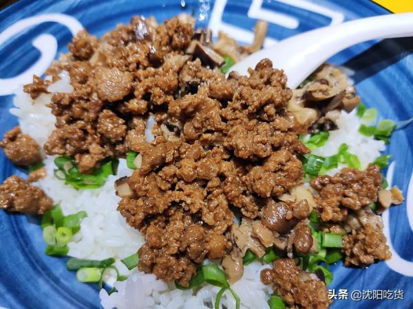 來了三次才吃上的三鮮拌飯，滷雞架都入味兒到骨頭裡了