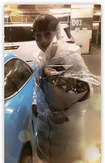 如此高調！趙本山徒弟胖丫出獄賣水果，開百萬豪車送榴蓮被批炫富