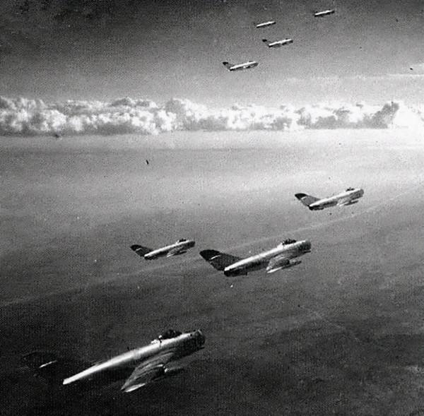 抗美援朝時，有一批隊伍曾秘密援助我國，一旦被抓就立刻開槍自殺