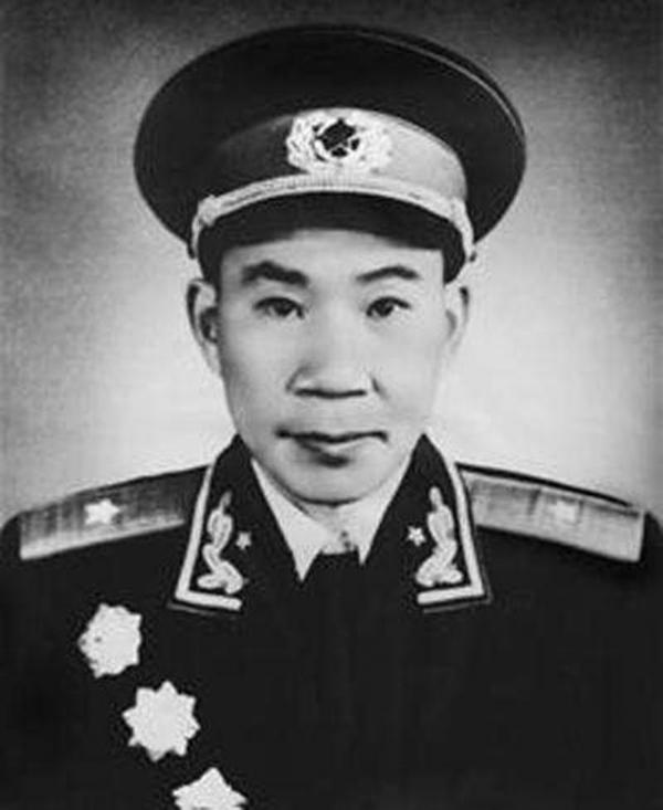 老農開破車去找戰友：我是開國少將，門衛不信，以為是撿廢品的