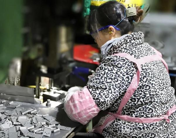 線條流暢、觸控光滑、開關順暢的建營門窗五金