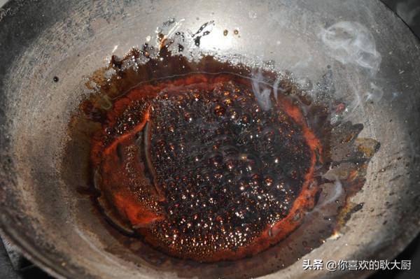 大廚,你的肘子糊了!不,這是傳統魯菜焦皮肘子,很多人都沒見過 大廚,你的肘子糊了!不,這是傳統魯菜焦皮肘子,很多人都沒見過