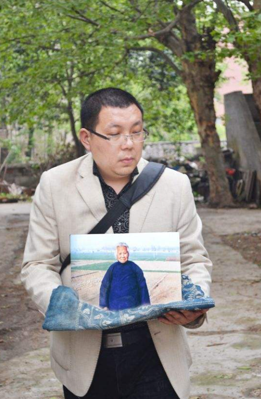 苦等丈夫64年後，81歲那年身穿嫁衣下葬，只因擔心他認不出自己