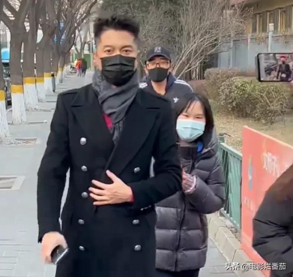 春晚五次聯排：趙麗穎緊身褲吸睛，沈騰眼神犀利，張小斐知性俏皮