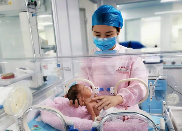 明星侯祥：9歲停止發育，36歲身高不到1米6，和妻子同框像母子