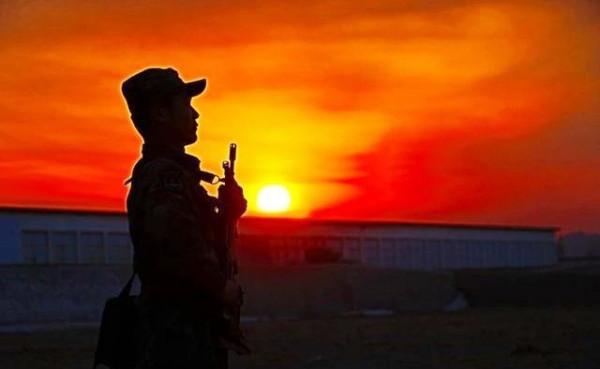 19歲鐵道兵意外犧牲，48年無人祭拜，近半世紀後82歲哥哥為其掃墓