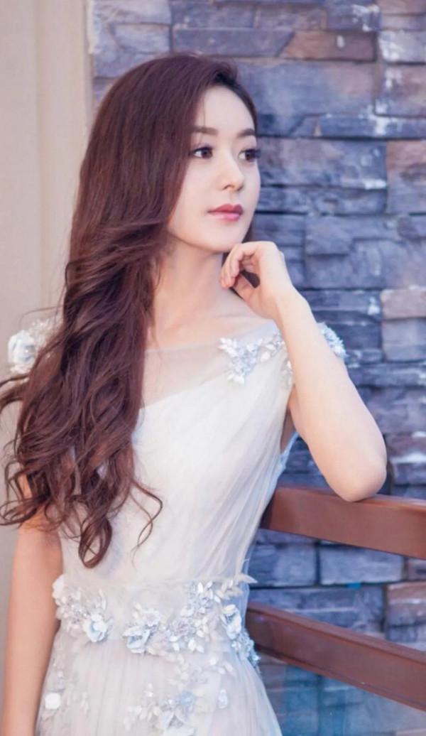 不是科班出身的女神趙麗穎現身春晚，註定虎年又是大紅大紫