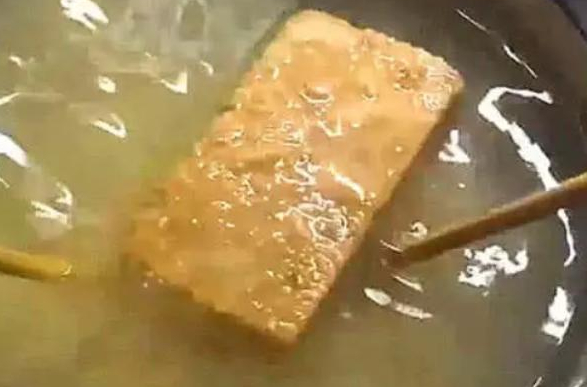 為何小小的軍用壓縮餅乾，那麼抗餓？放水中煮30分鐘就懂了