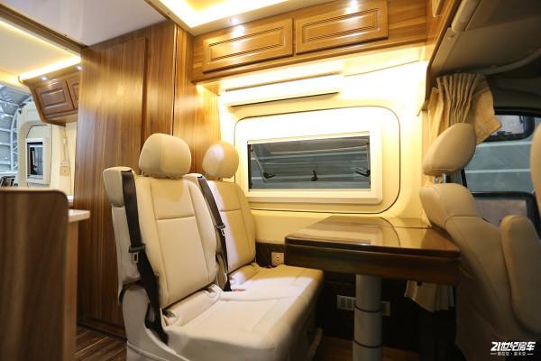 標配48V鋰電系統的魯道爾V90房車,搭實木傢俱可選橫床和縱床佈局 標配48V鋰電系統的魯道爾V90房車,搭實木傢俱可選橫床和縱床佈局