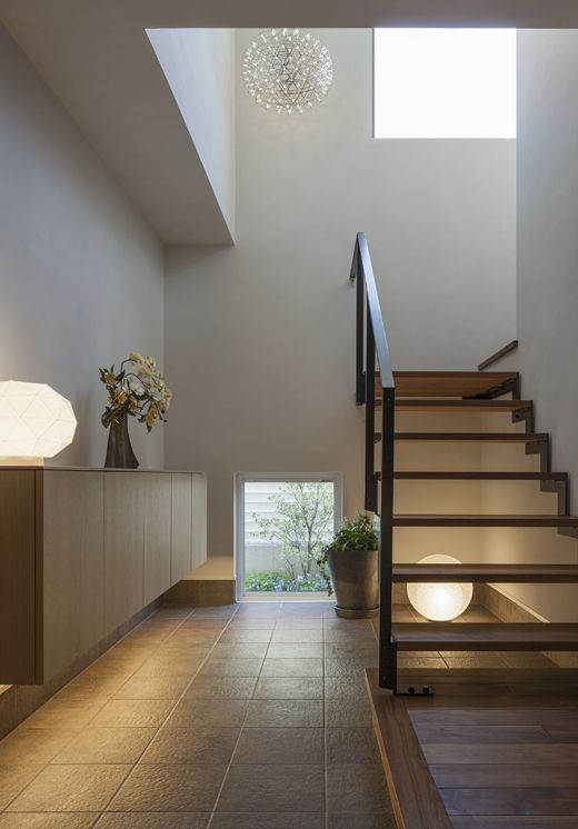 我很好奇：為什麼日本的房子進門就是樓梯，把客餐廚要放在二樓？