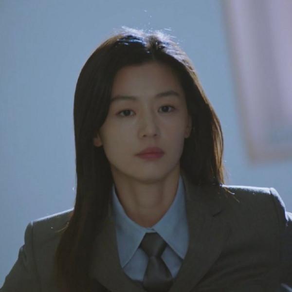 全智賢新劇出場就大爆火!穿西裝氣場大開,披肩長髮美回巔峰狀態 全智賢新劇出場就大爆火!穿西裝氣場大開,披肩長髮美回巔峰狀態