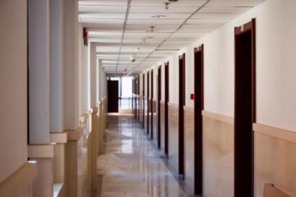 大學&OpenCurlyDoubleQuote;陰間宿舍&rdquo;火了，紅綠光閃爍過於陰森，學生吐槽直通地府