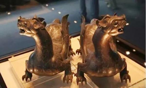 國王看不起胡人進貢的動物，讓人拿去喂虎，誰知老虎卻趴著不敢動